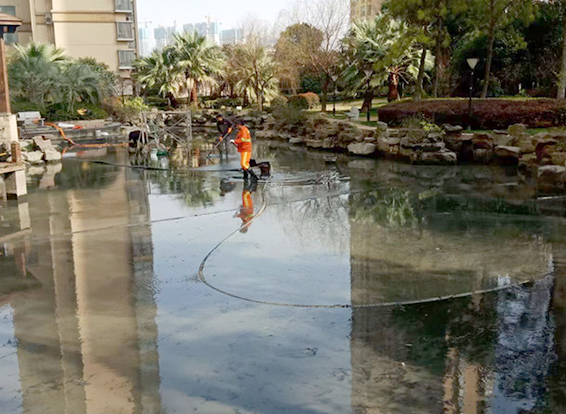二连浩特景观池淤泥清理