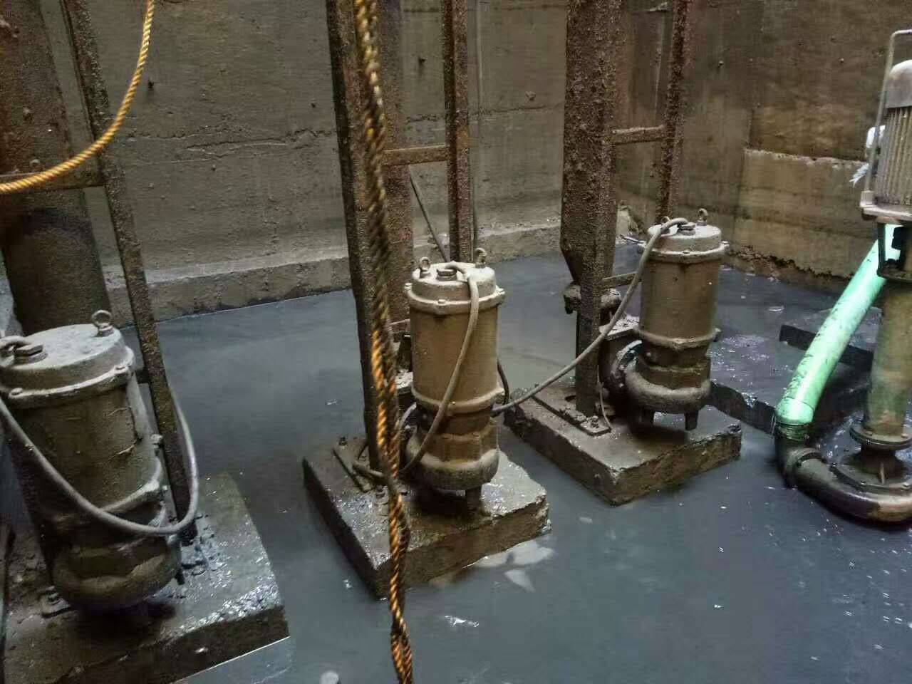 二连浩特污水池清理