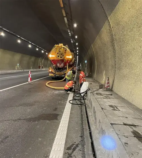 二连浩特隧道排水渠清淤